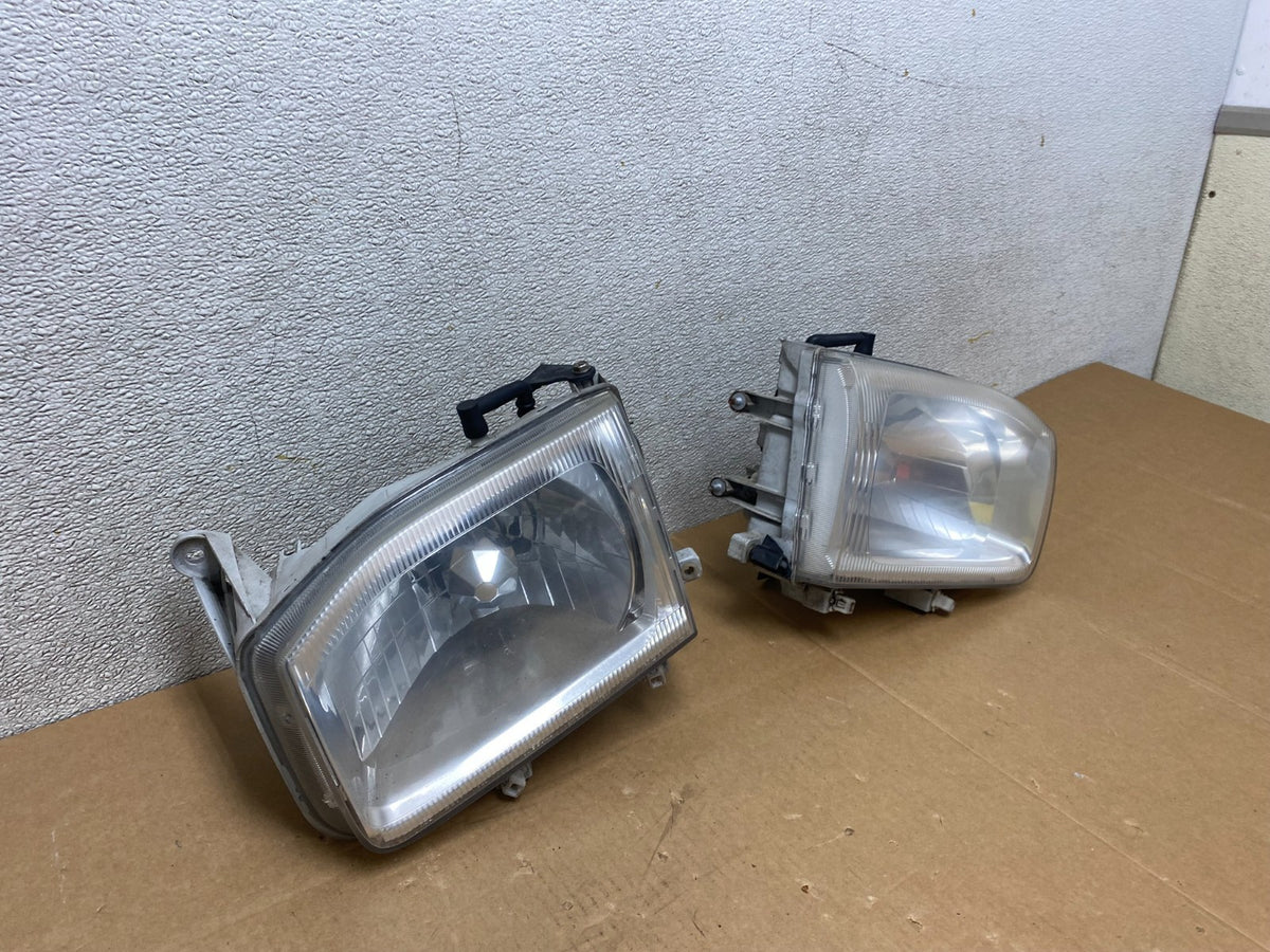 1999-2004 Nissan Pathfinder Left+Right Side Set Halogen Headlights V4820 DW2
