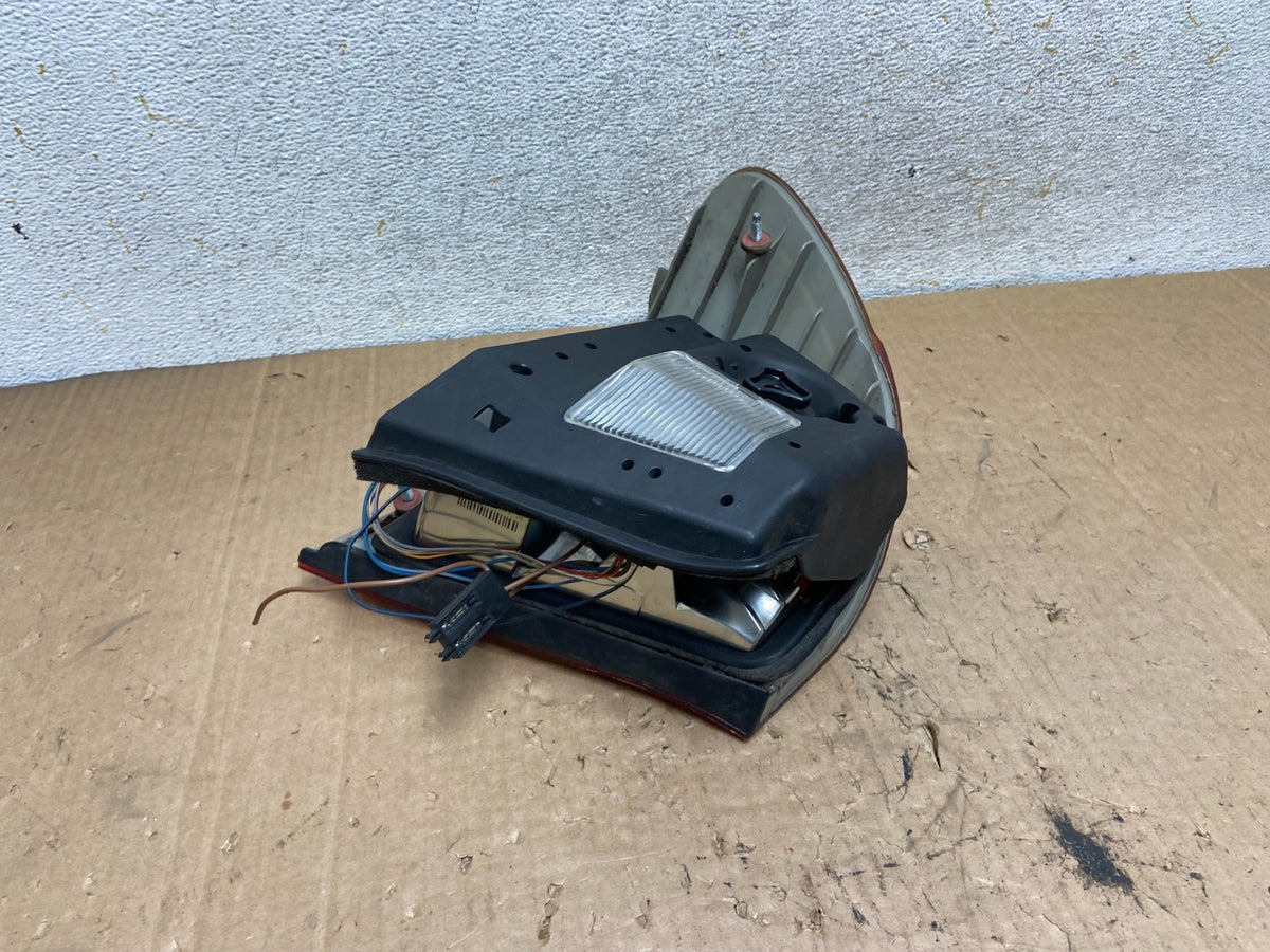 2002 - 2005 BMW 3 E46 Series Right Passenger RH Side Tail Light AI9167 LK3