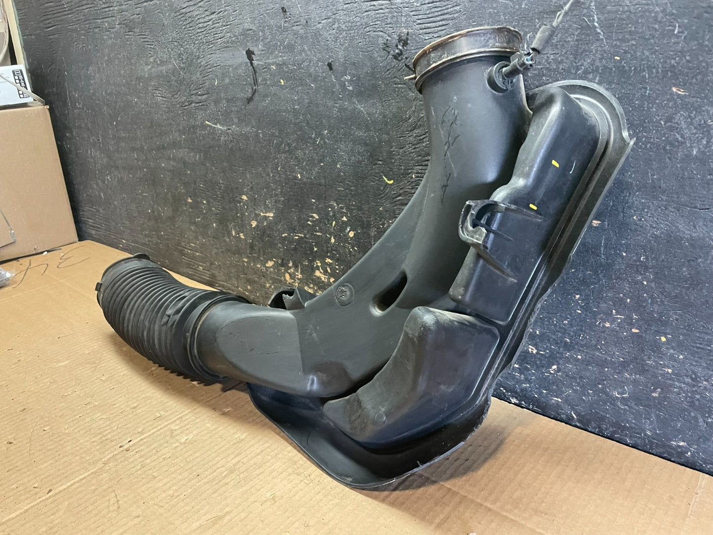 2011 to 2018 Chrysler 300 3.6L Air Intake Duct Tube Cleaner OEM y1743 DG6
