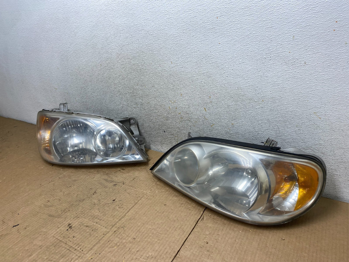 2002 to 2005 Kia Sedona Left+Right Side Headlights AI8165 DW1