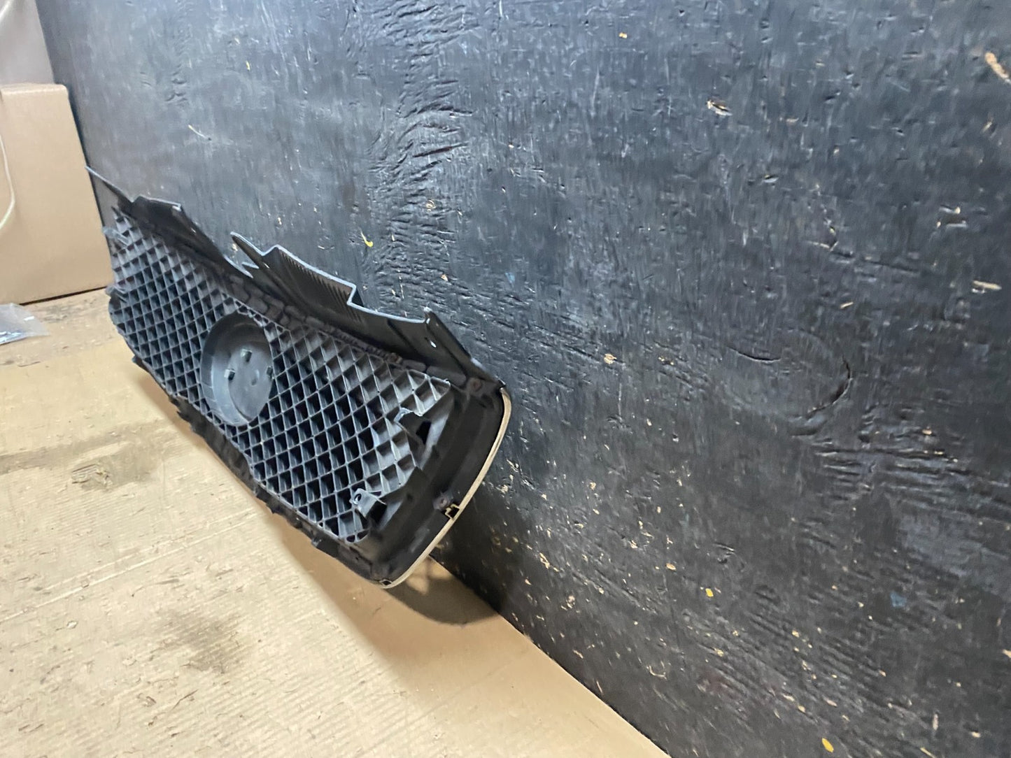 2010 to 2012 Kia Forte Front Upper Bumper Grill Grille X3567 DG4