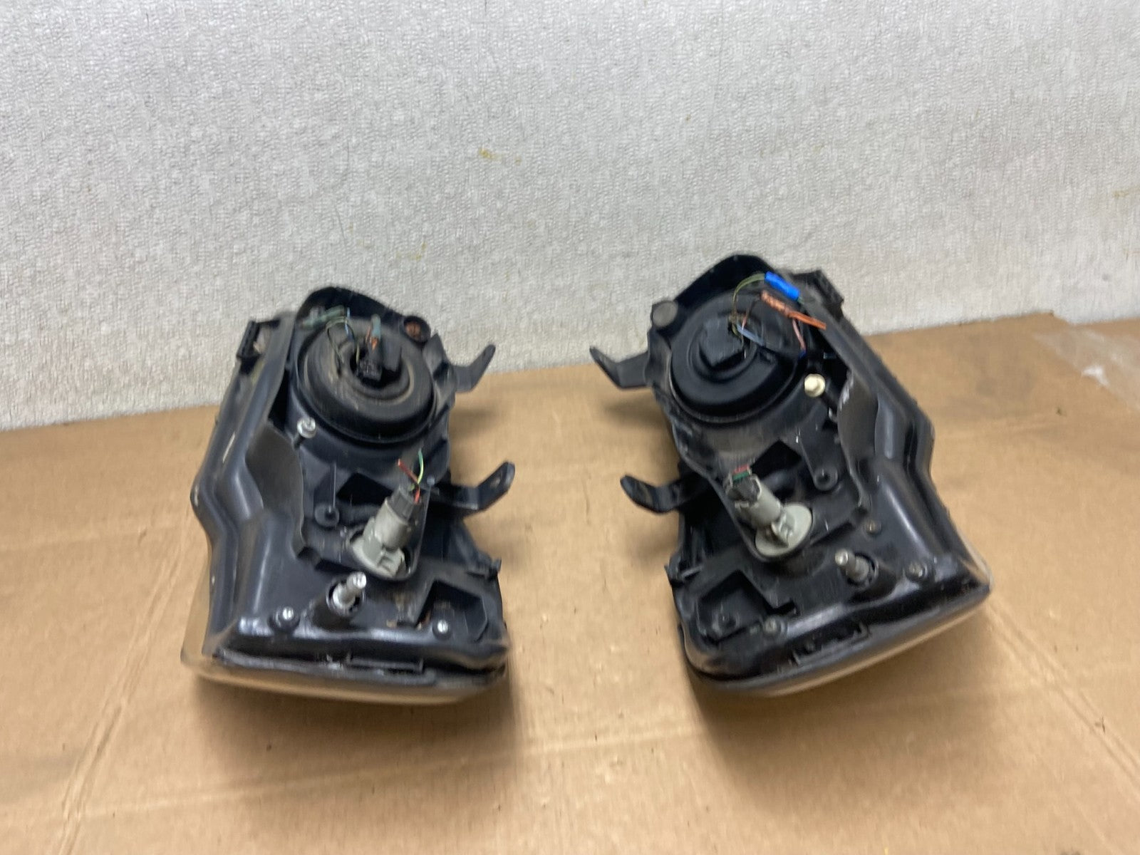 2000 to 2001 Nissan Maxima Left+Right Side Set Halogen Headlights Y5115 DW10