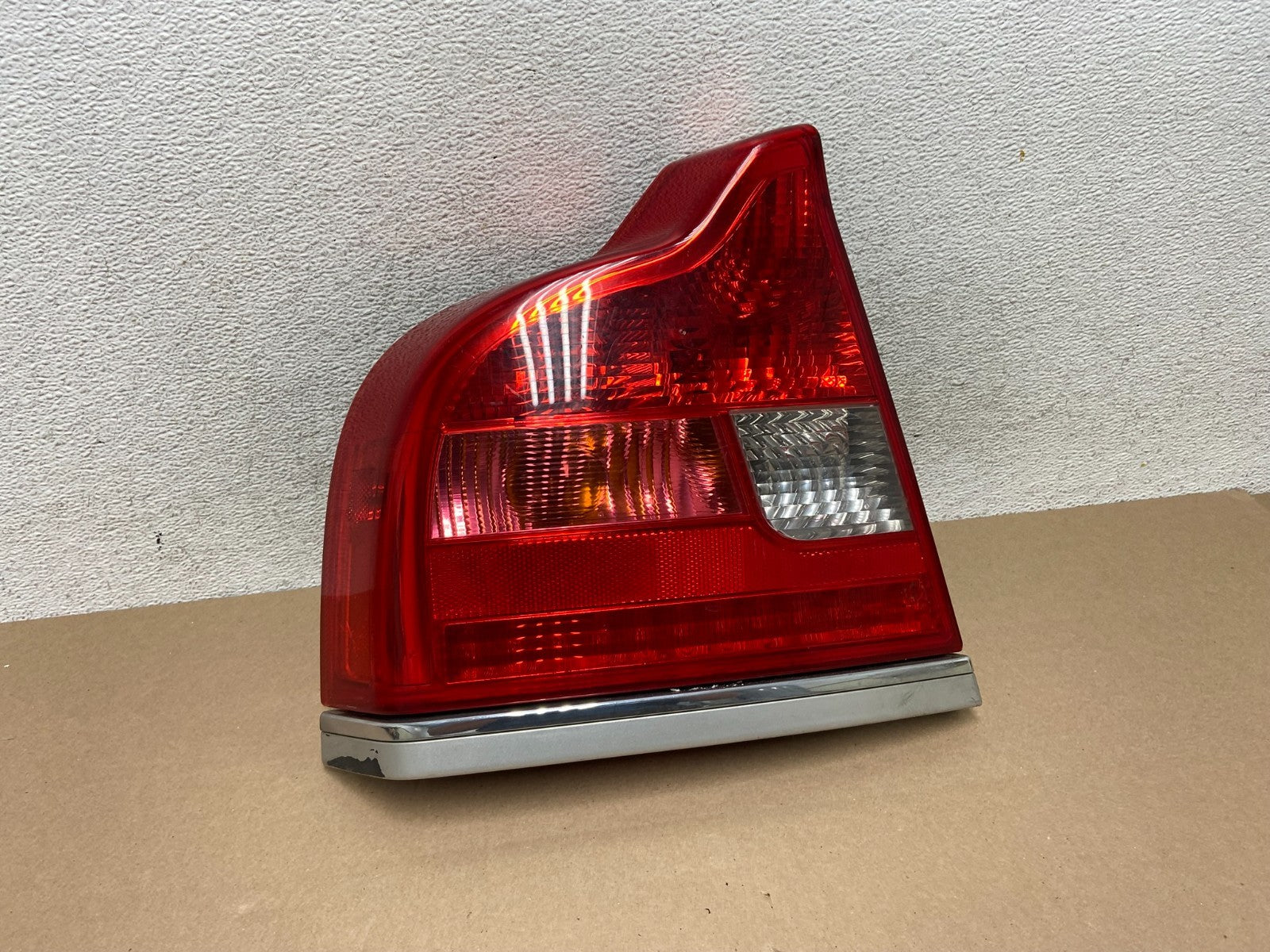 2004 - 2006 Volvo S80 Left Driver LH Side Tail Light AG5702 DW0