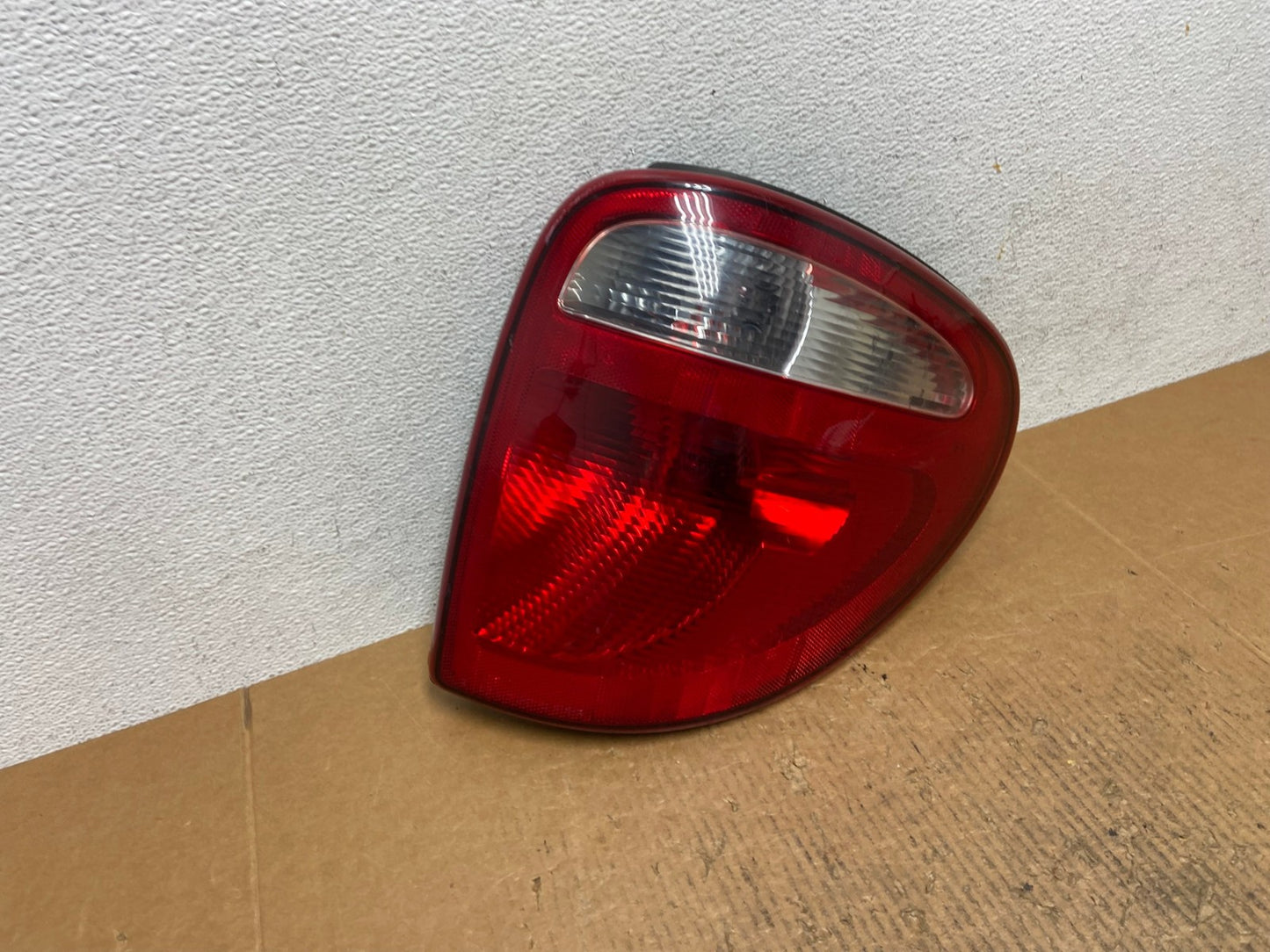 2004 - 2007 Dodge Grand Caravan Right Passenger Side Tail Light AE1528 LK2