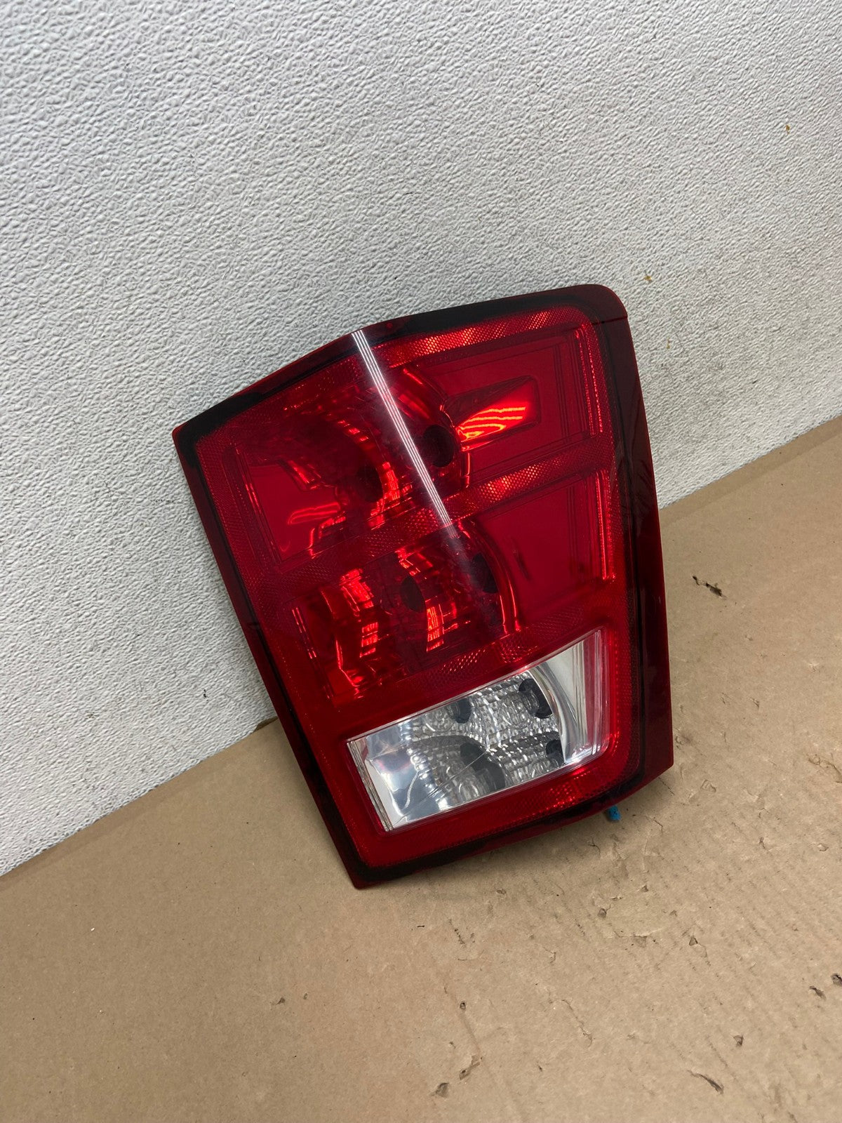 2005 - 2006 Jeep Grand Cherokee Right Passenger Rh Tail Light AG6717 LK2