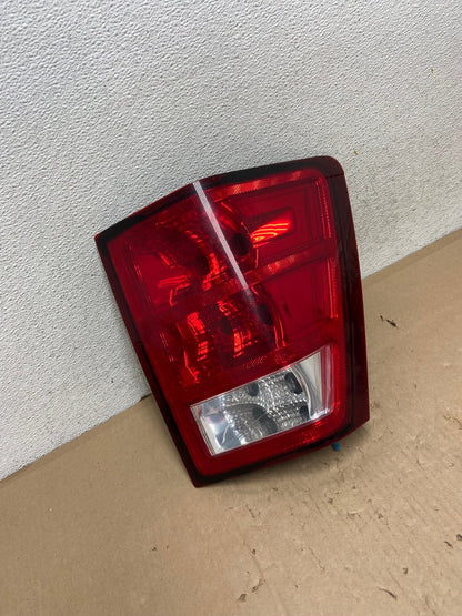 2005 - 2006 Jeep Grand Cherokee Right Passenger Rh Tail Light AG6717 LK2