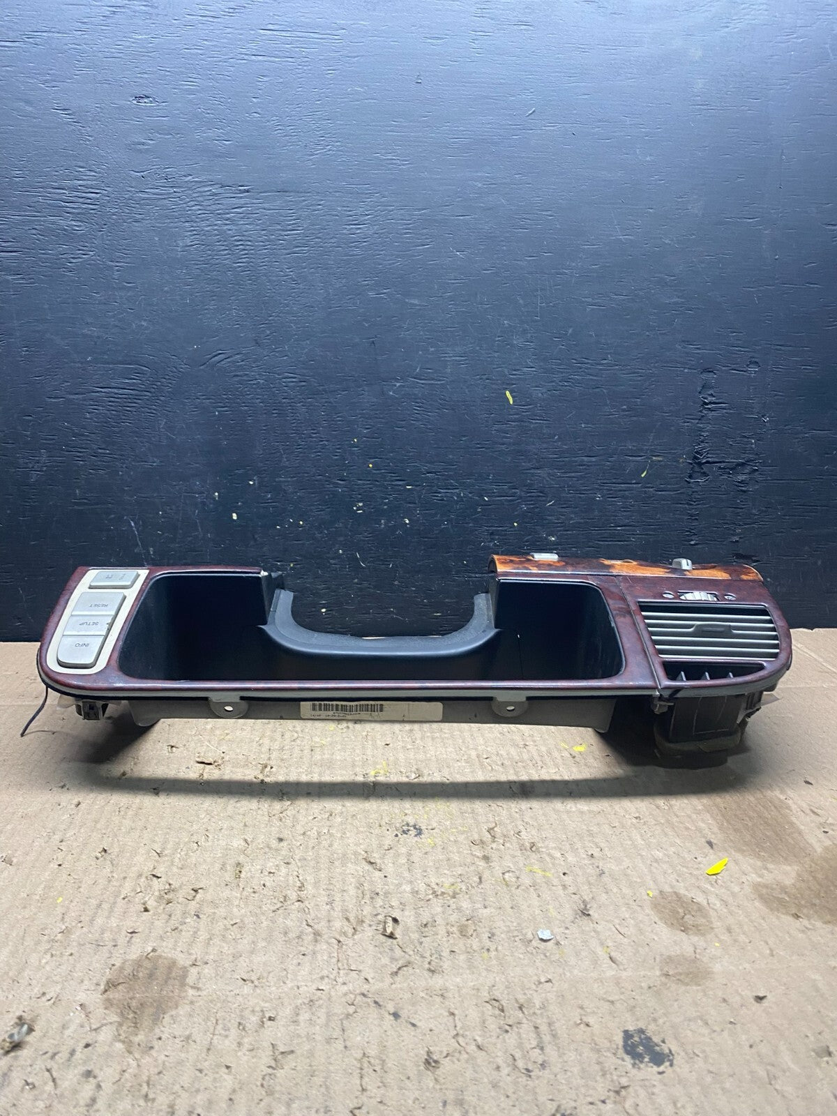 2003 to 2006  Lincoln Navigator Speedometer Dash Trim Bezel w Air Vent M8403 DG3