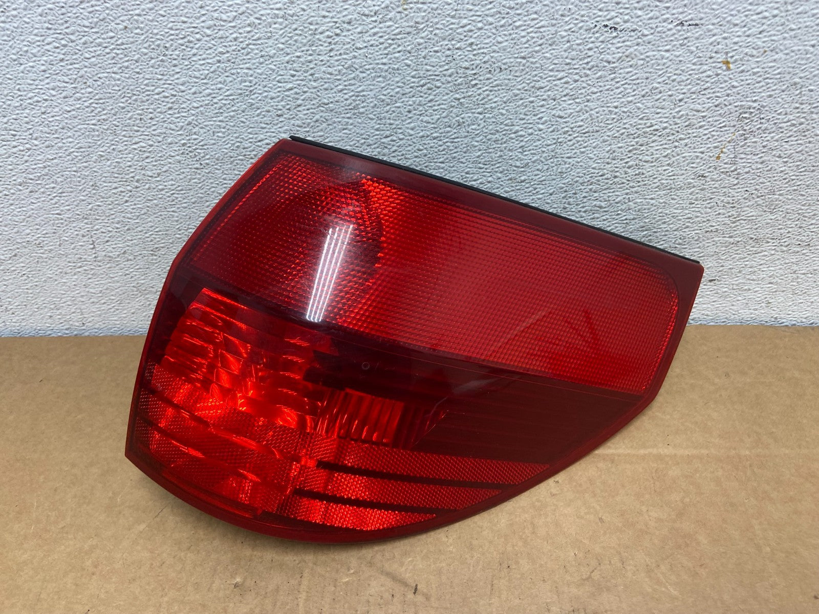 2004-2005 Toyota Sienna Right Passenger Rh Side Tail Light AD5422 LK0