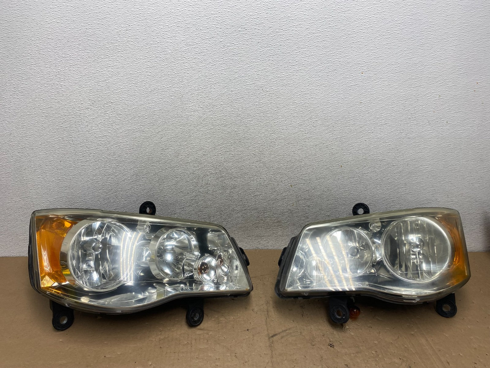 2008 to 2016 Chrysler Town and Country Left+Right Side Headlights AG5383 DW0