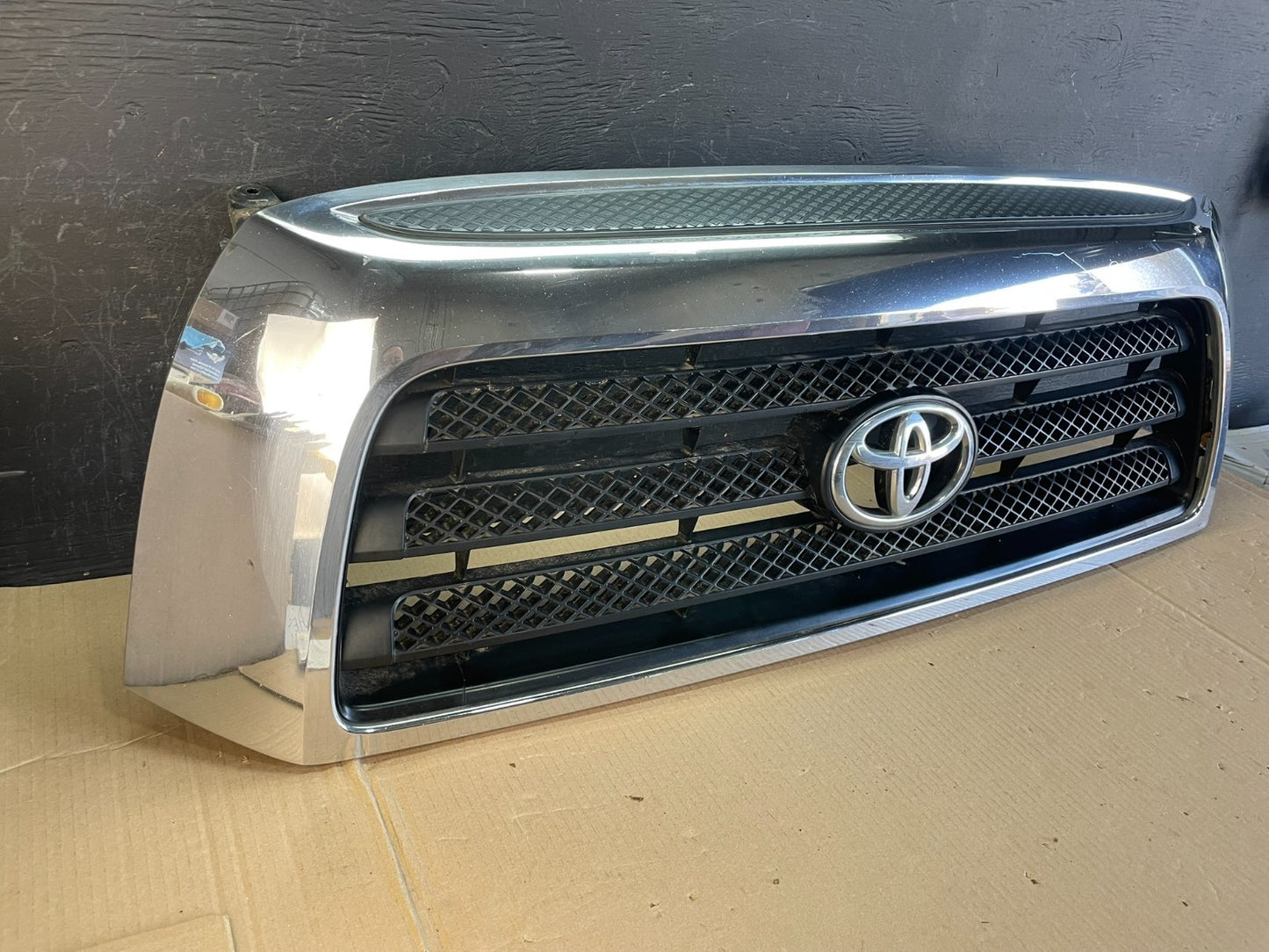 2007 to 2009 Toyota Tundra Front Upper Grill Grille W/ Emblem AE3591 DG2