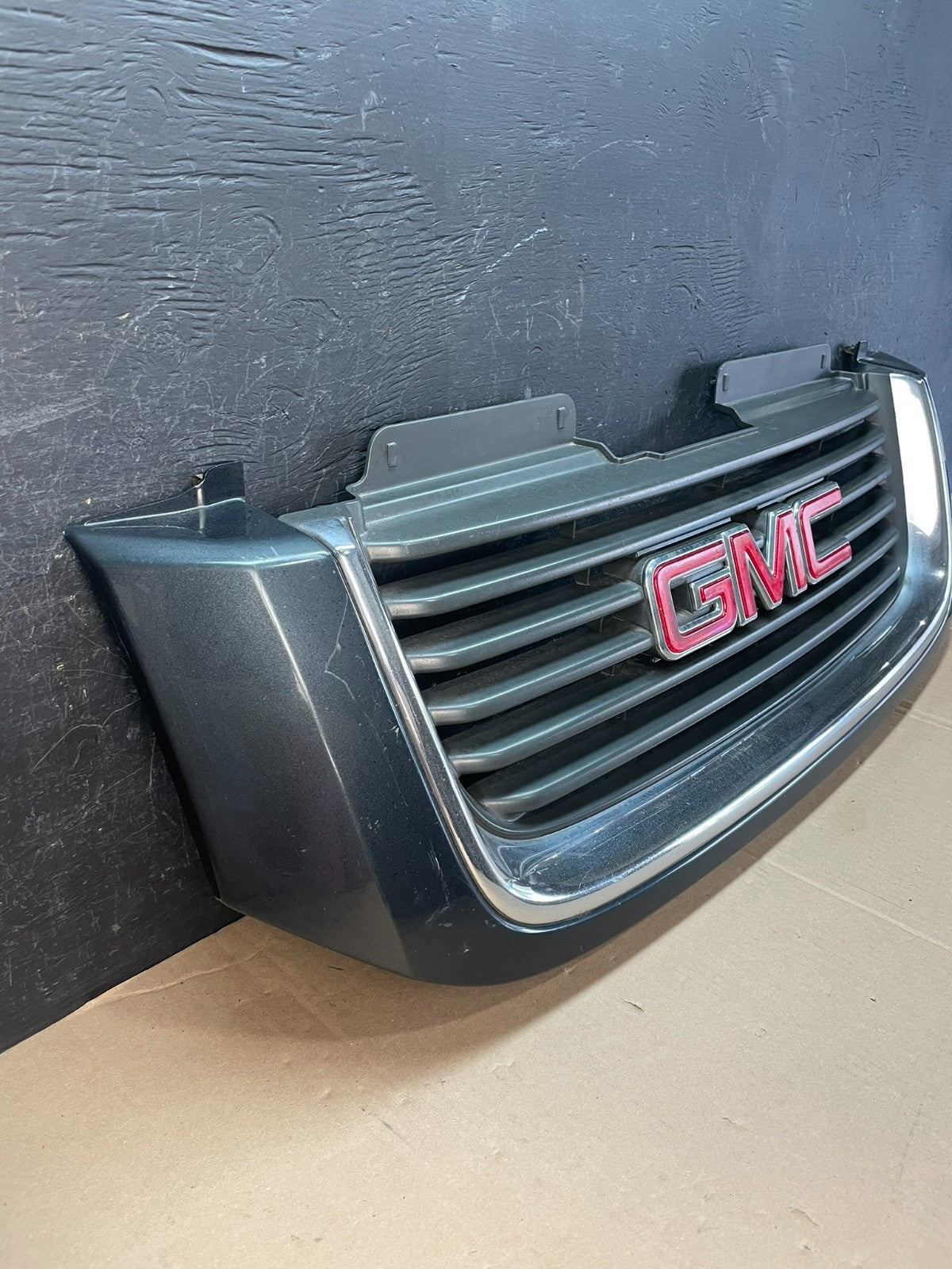 2002 to 2009 Gmc Envoy Front Upper Grill Grille AD8381 DG2