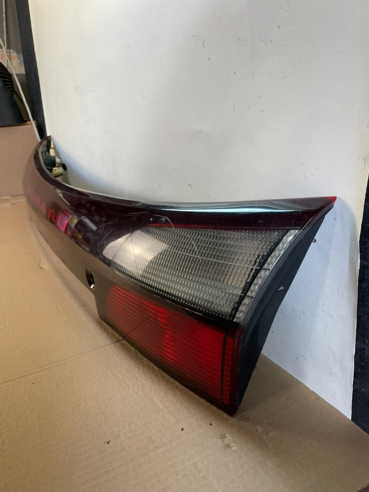 2002 - 2004 Subaru Outback Trunk Hatch Lid Tail Light Panel Center AH6469 DG1