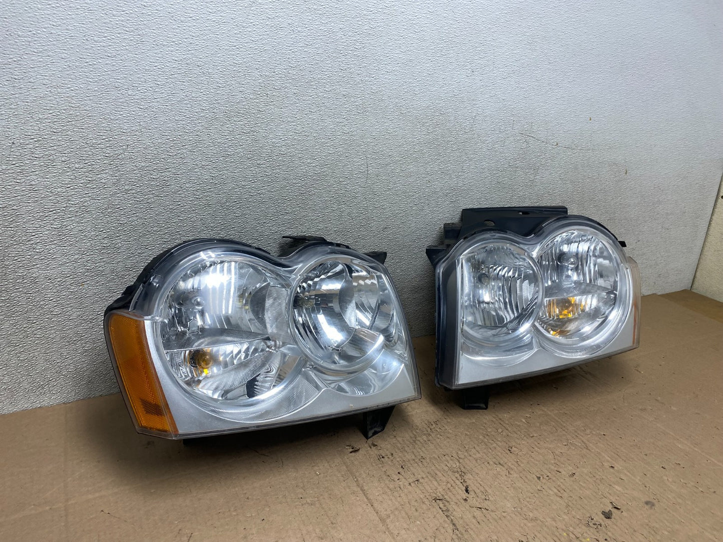 2005-2007 Jeep Grand Cherokee Left+Right Halogen Headlights W0867 DW2