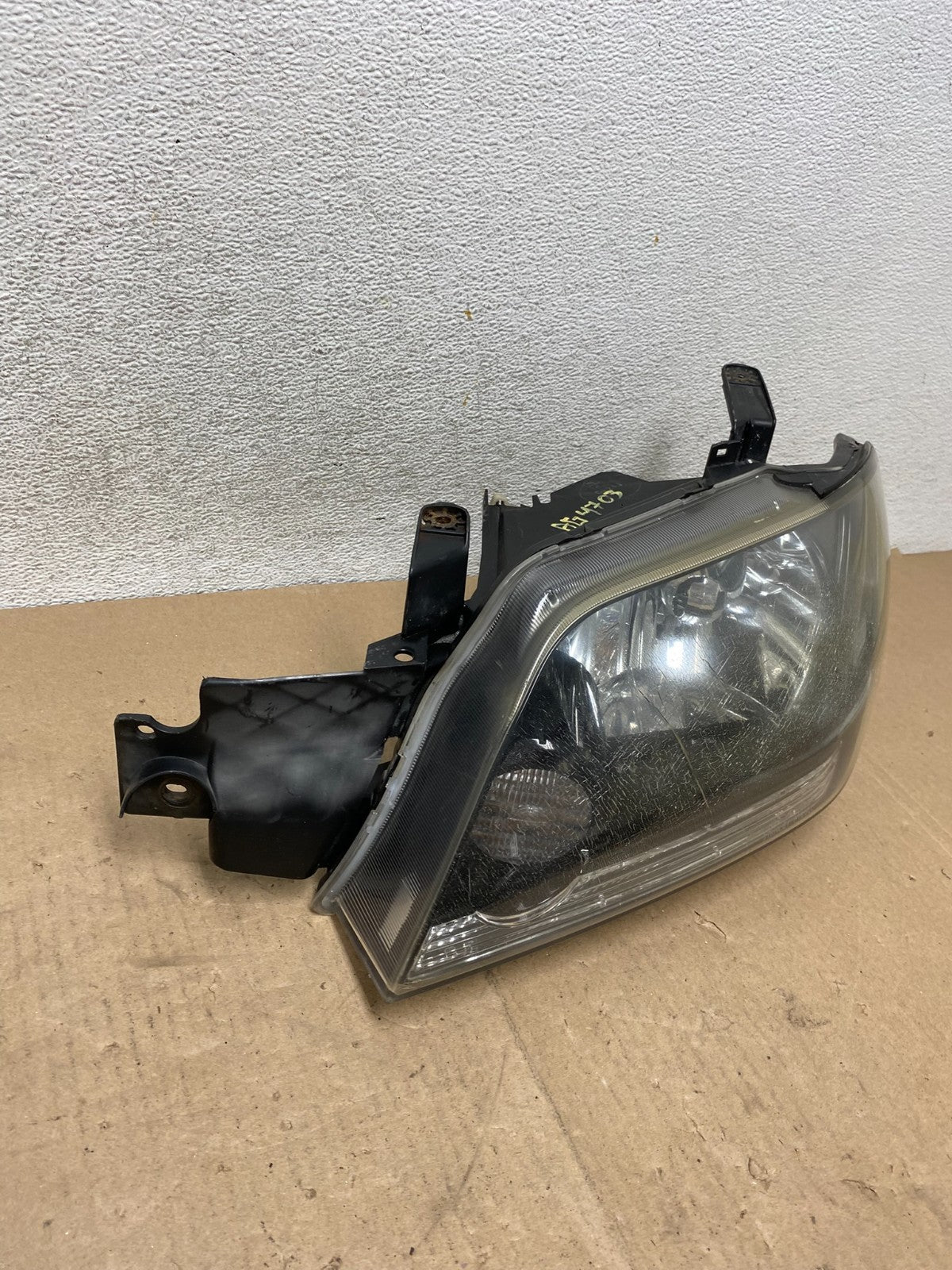 2003-2004 Mitsubishi Outlander Left Driver LH Headlight AG47032