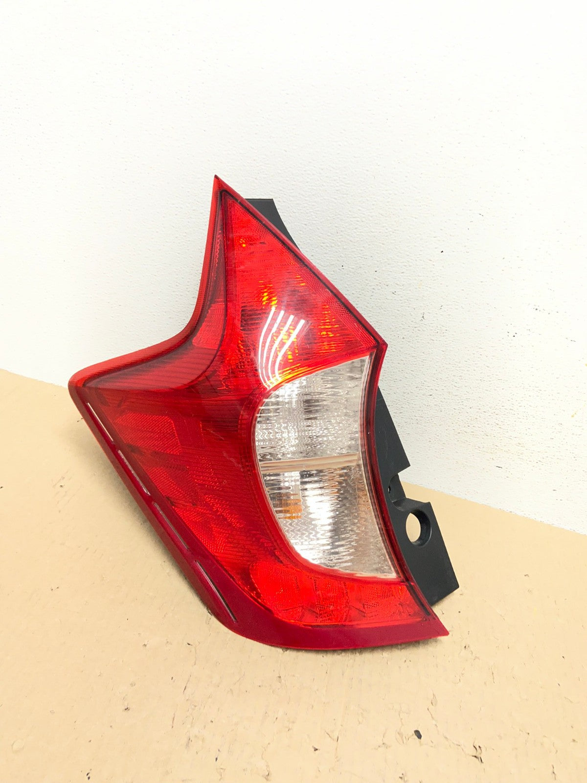 2014 - 2019 Nissan Versa Note Hatchback Left Driver LH Tail Light AE9799 LK0