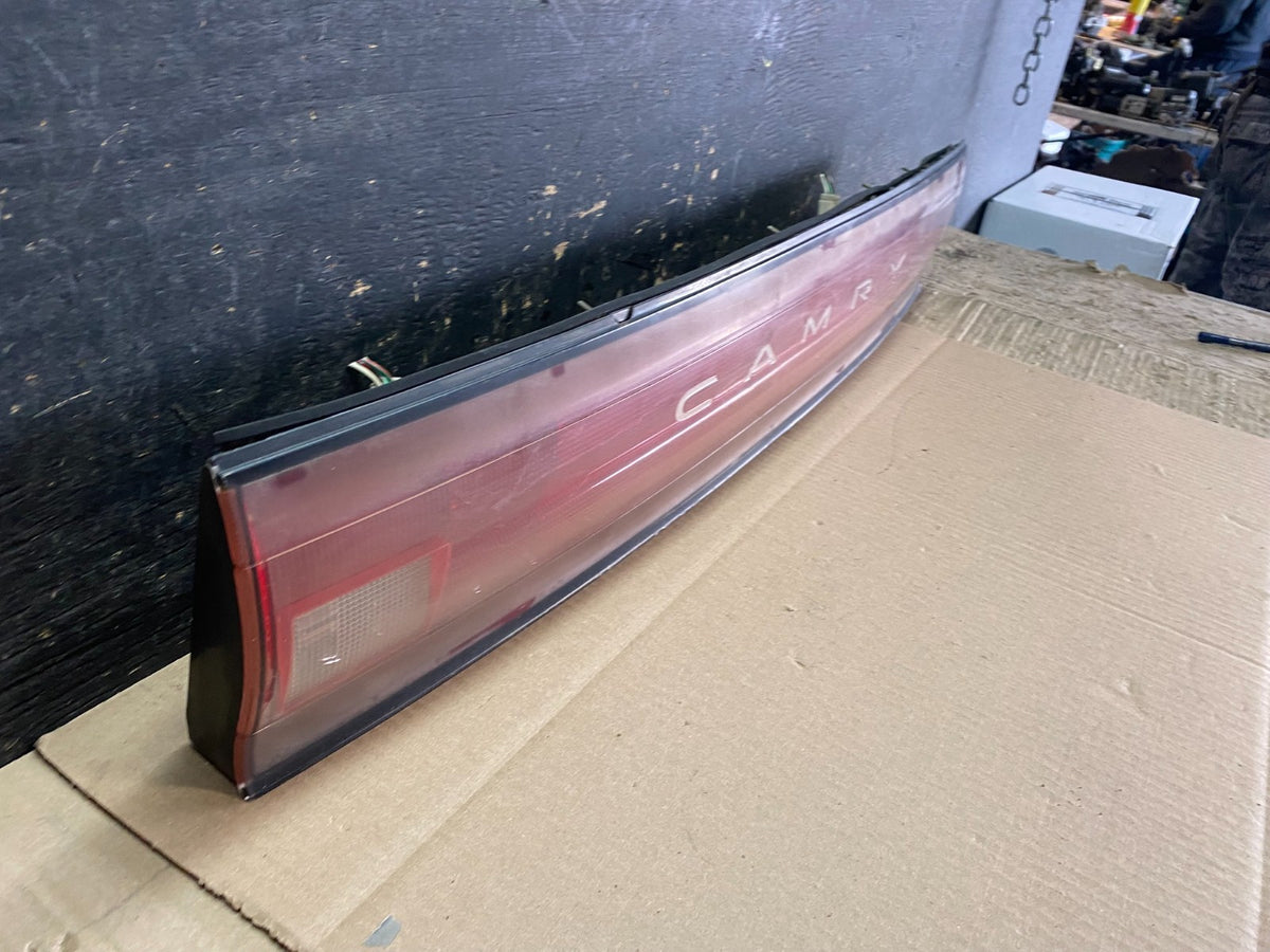 1992 1993 1994 Toyota Camry Center Trunk Rear Tail Light W5668 DG2