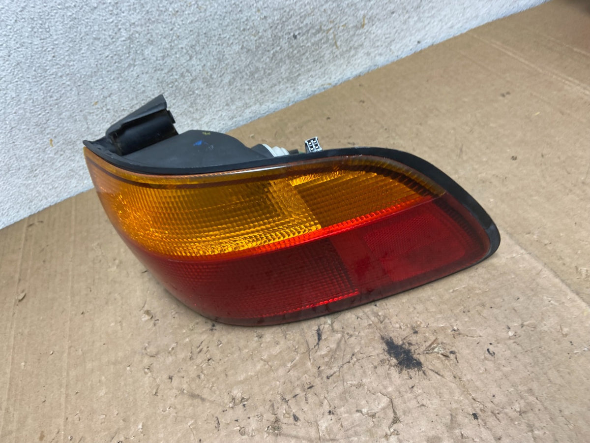 1998 1999 2000 Toyota Sienna Right Passenger Tail light AI9275 LK1