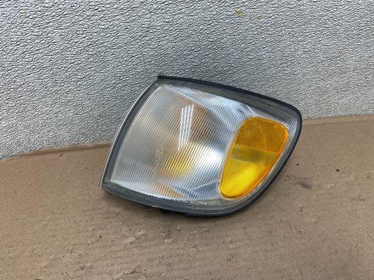 1998 to 2000 Toyota Sienna Left Driver Side Turn Signal Marker Lamp AB0100 DW0