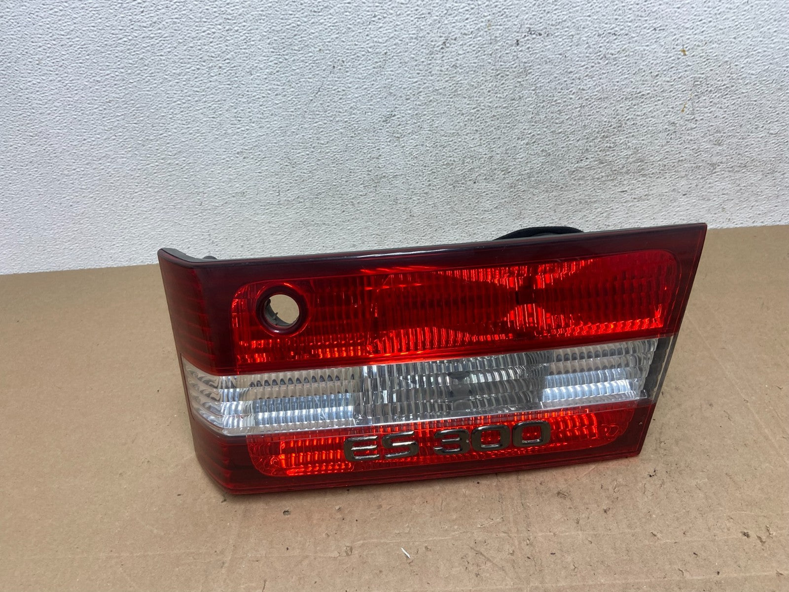 2000 2001 Lexus ES300 Inner Right Passenger RH Side Tail Light AE6033 DW0