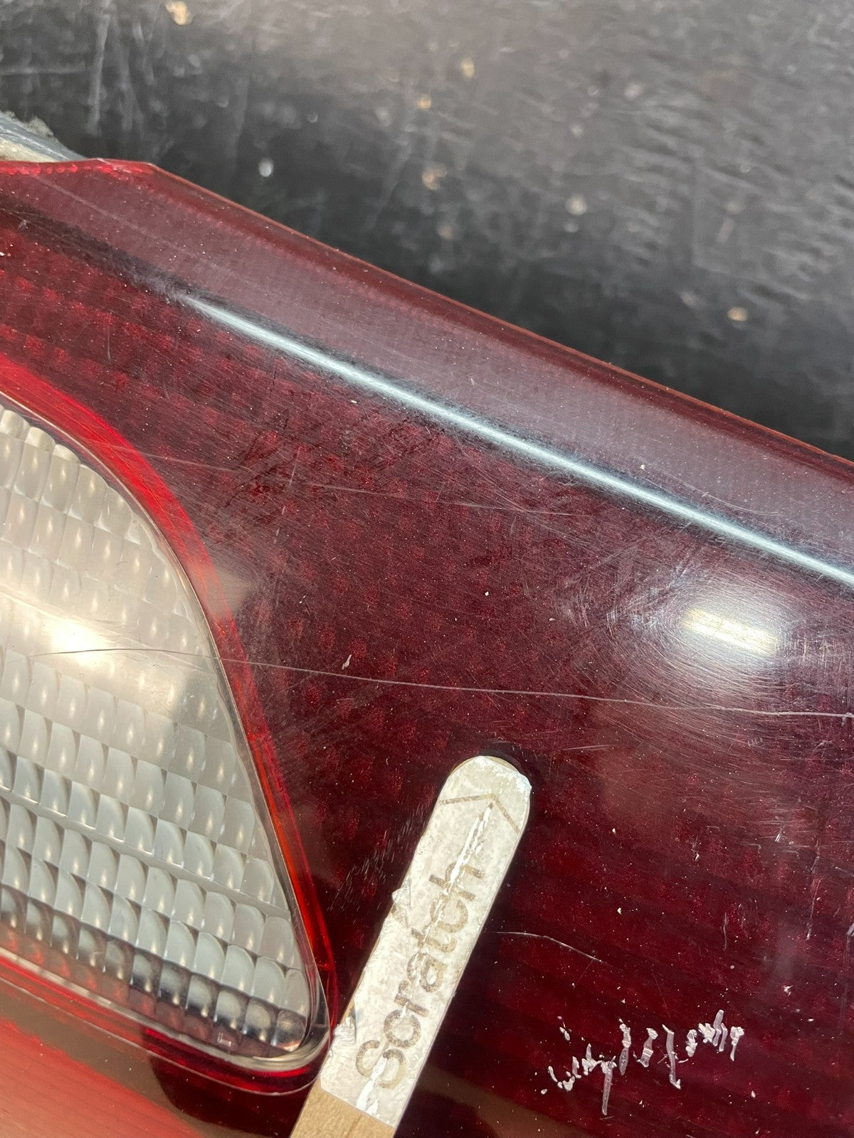 2002 - 2004 Subaru Outback Trunk Hatch Lid Tail Light Panel Center AE3438 DG3