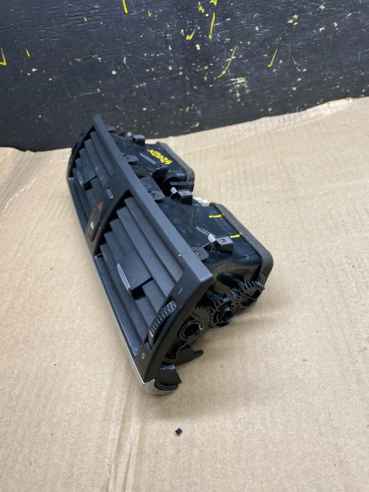 2010 to 2013 BMW X5 X6 Center Console Dash Air Vent OEM X2025 DG2