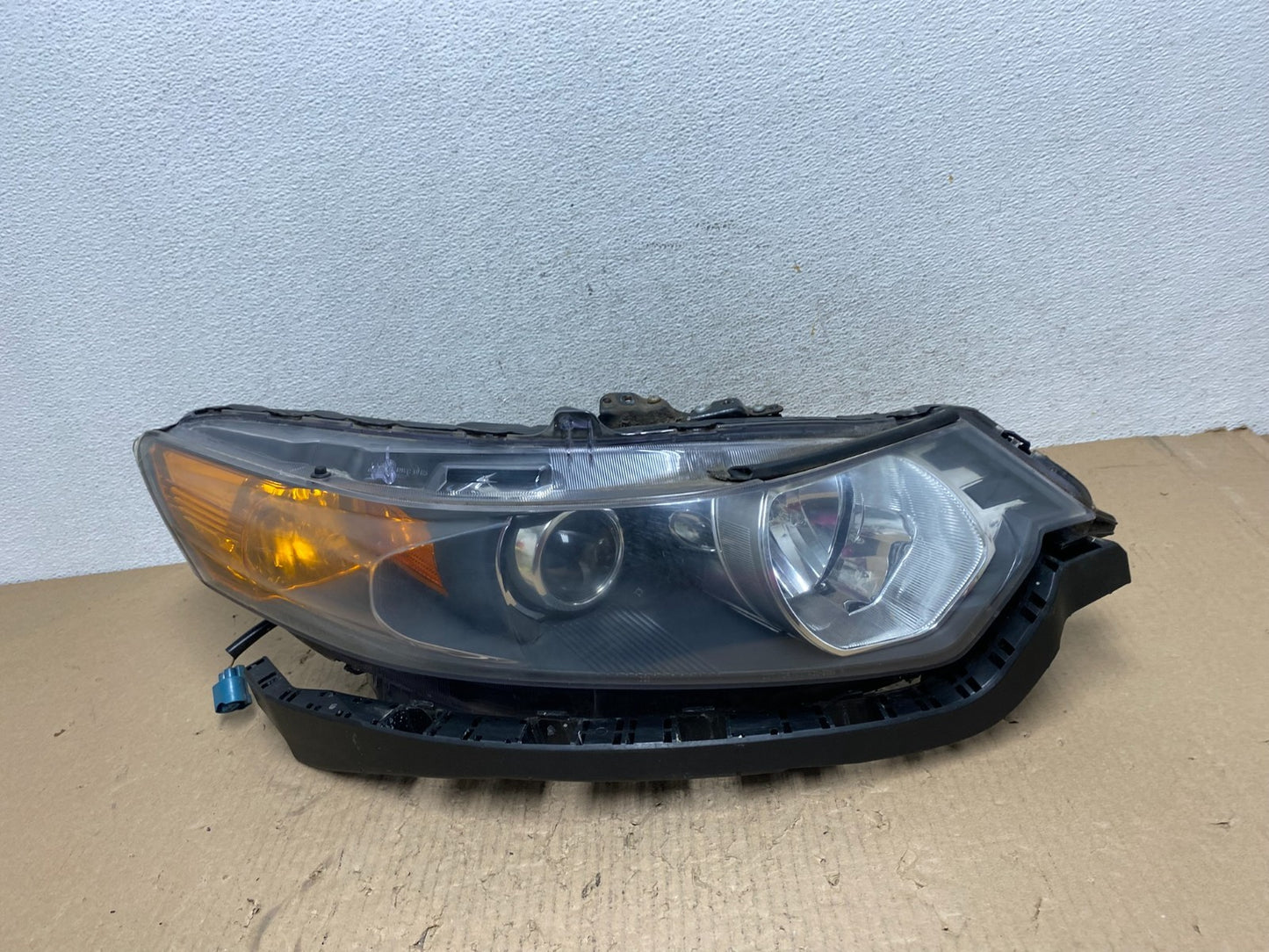 2009-2014 Acura TSX Right Passenger RH Xenon HID Headlight TYC AE8901 DW0