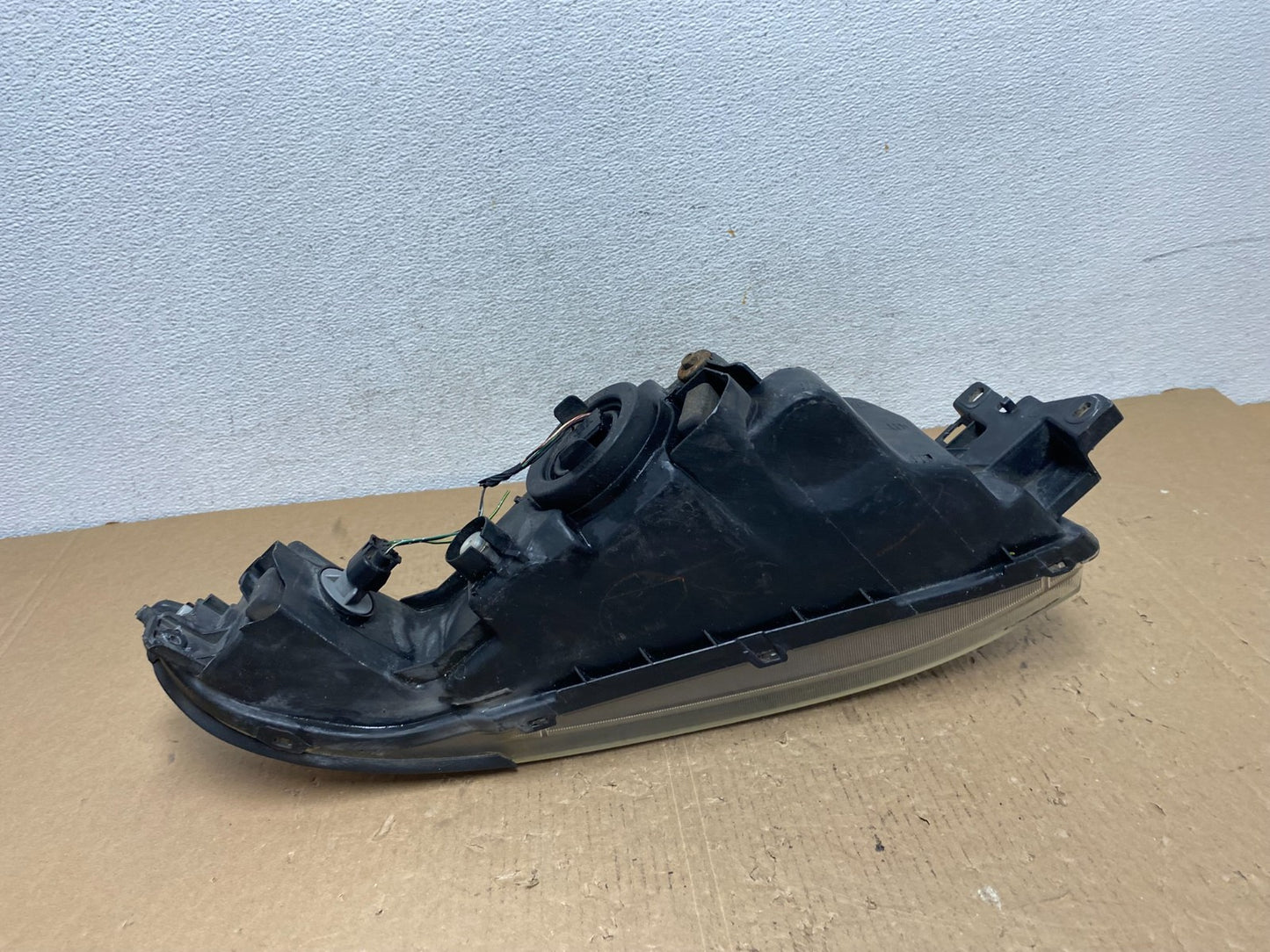 2002 to 2003 Mitsubishi Galant Right Passenger RH Side Headlight AD8135 DW4