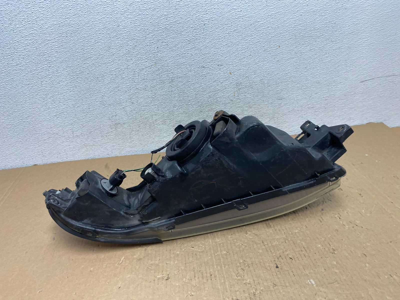 2002 to 2003 Mitsubishi Galant Right Passenger RH Side Headlight AD8135 DW4