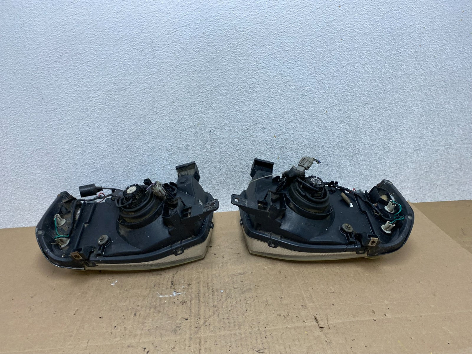 2001 to 2004 Nissan Frontier Left+Right Halogen Headlights AE6473 DW5