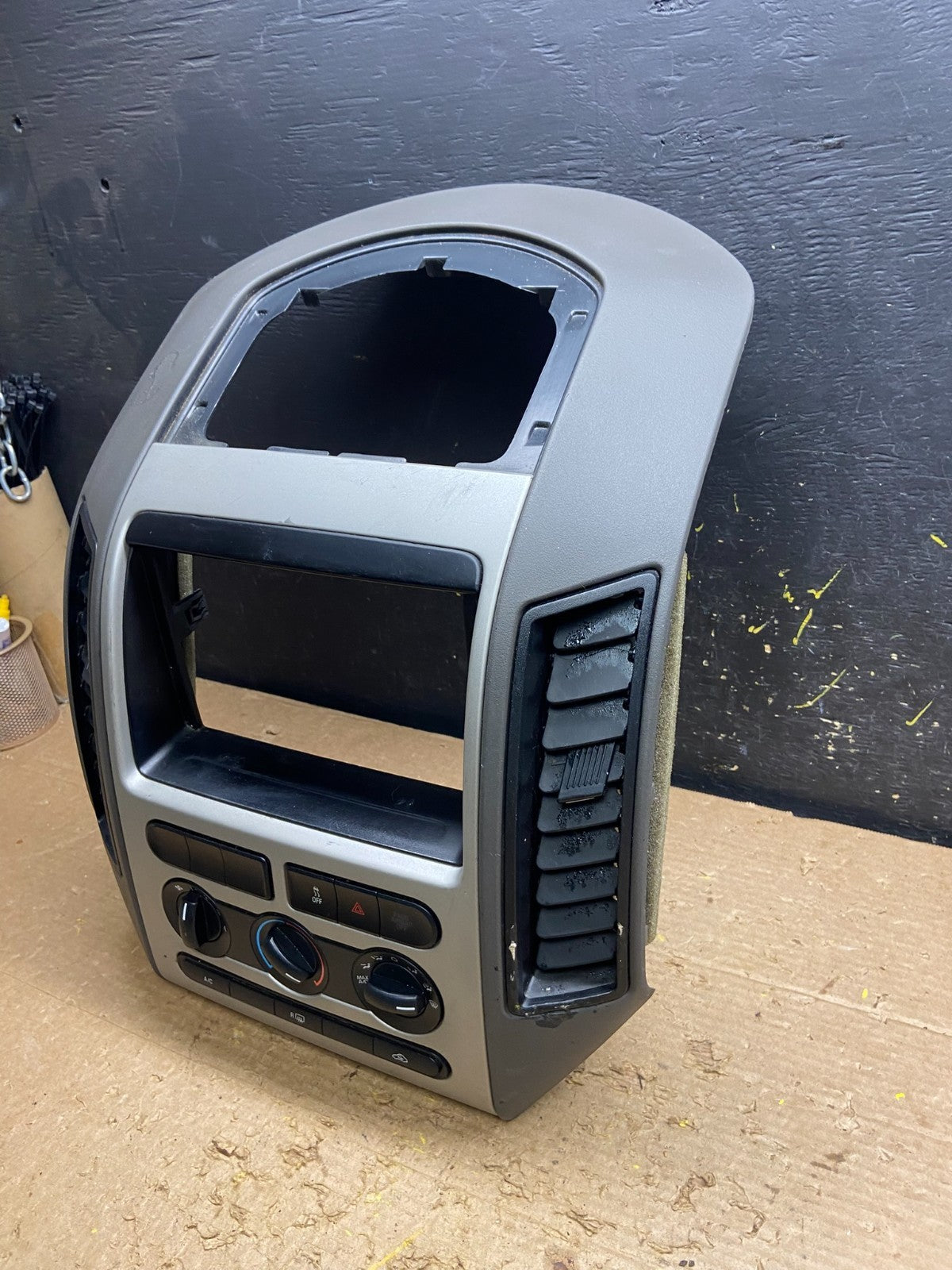 2007 - 2010 Ford Edge Heater Climate Control Radio Control Dash Bezel W6411 DG1