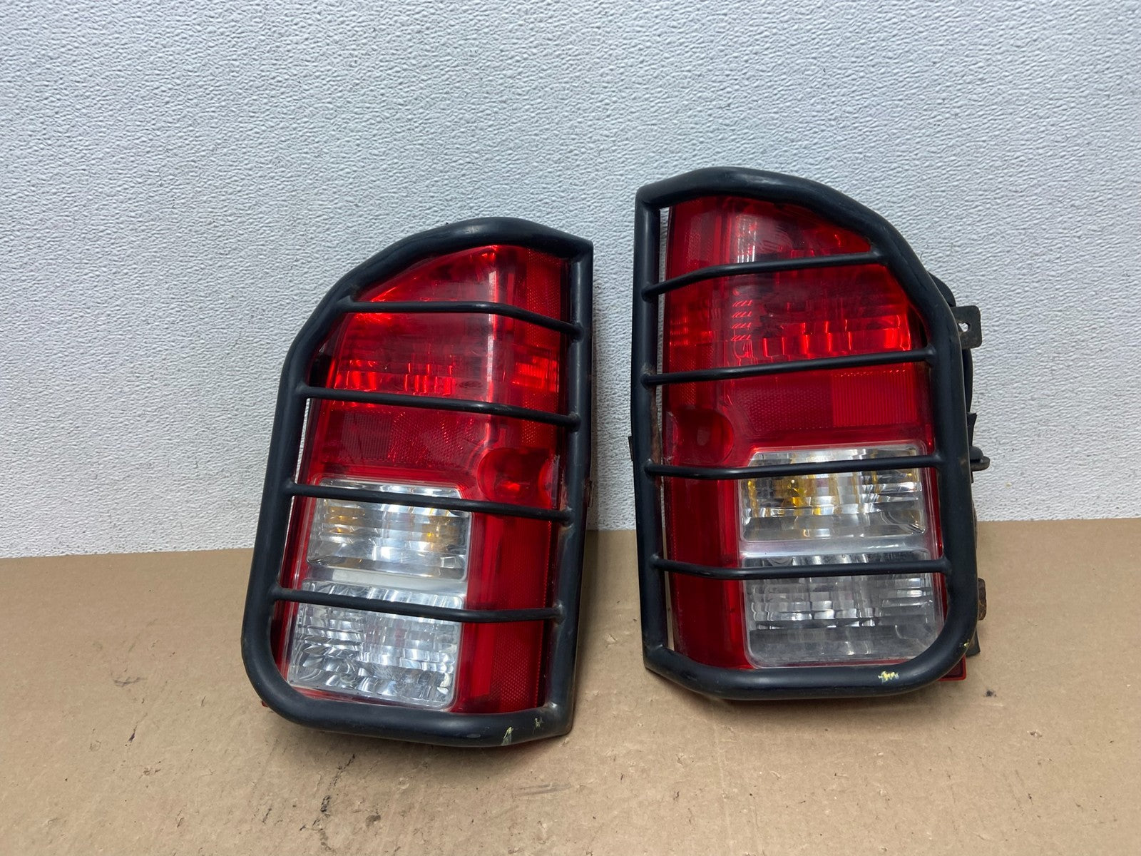 2005 to 2012 Nissan Pathfinder Tail lights Left+Right Side AE6161 DW0
