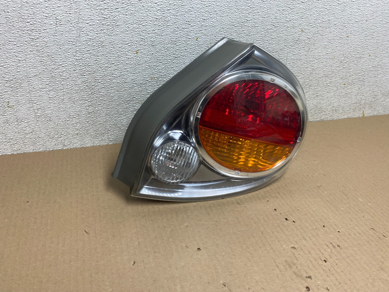 2002 2003 Nissan Maxima Right Passenger RH Side Tail Light M7870 DW2