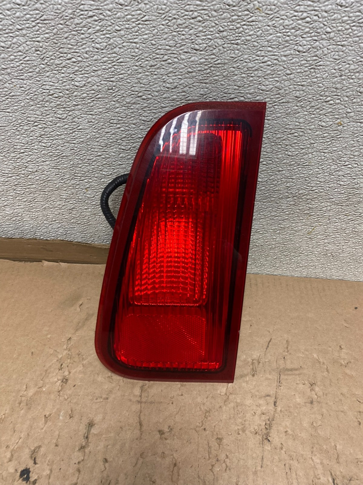 2003-2006 Lincoln Navigator Right Passenger Side Tail Light Inner U8834 DW0