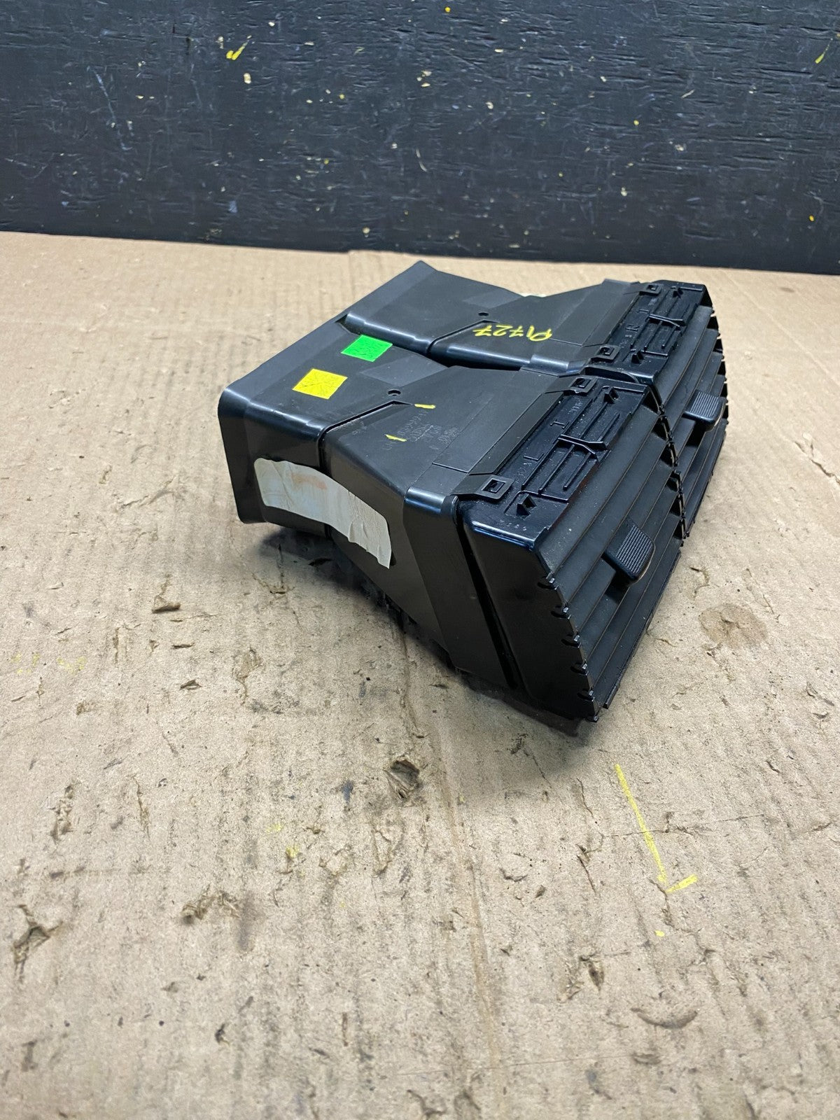 2007 to 2010 Saturn Outlook Dashborad Center Air Vent OEM p1727 DG1