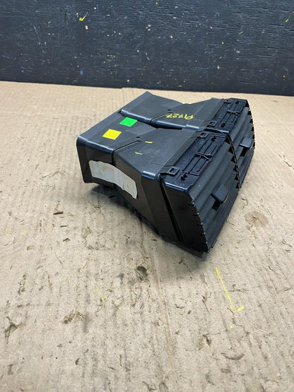 2007 to 2010 Saturn Outlook Dashborad Center Air Vent OEM p1727 DG1