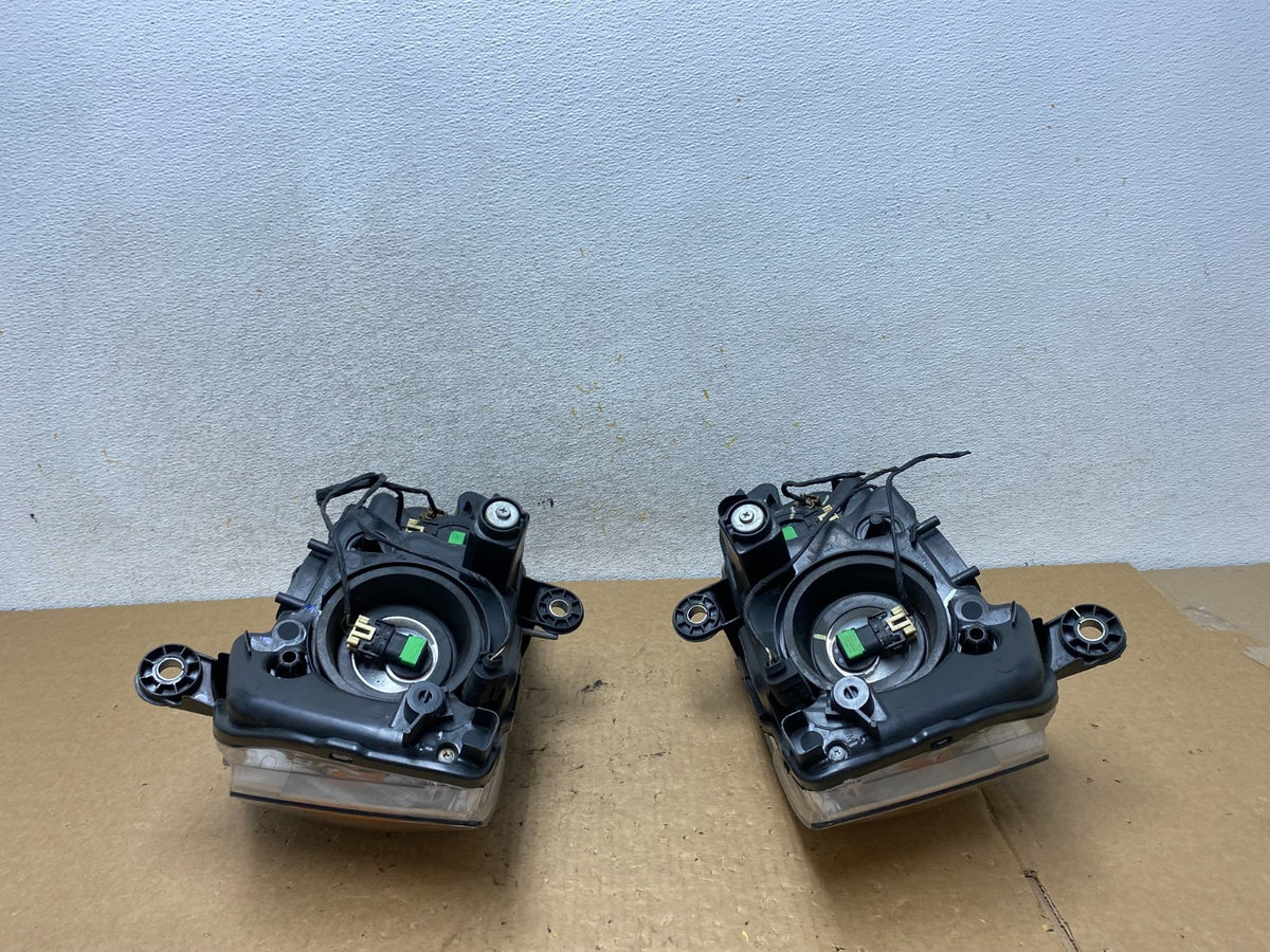 2008 to 2016 Chrysler Town and Country Left+Right Side Headlights AI3690 DW8