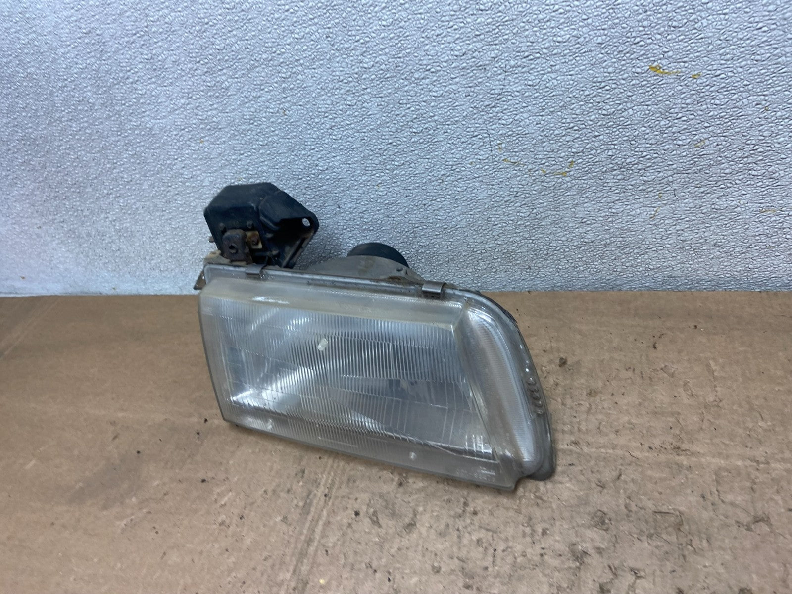 1996 to 1998 Mazda MPV Right Passenger RH Headlight OEM Y7045 DW1