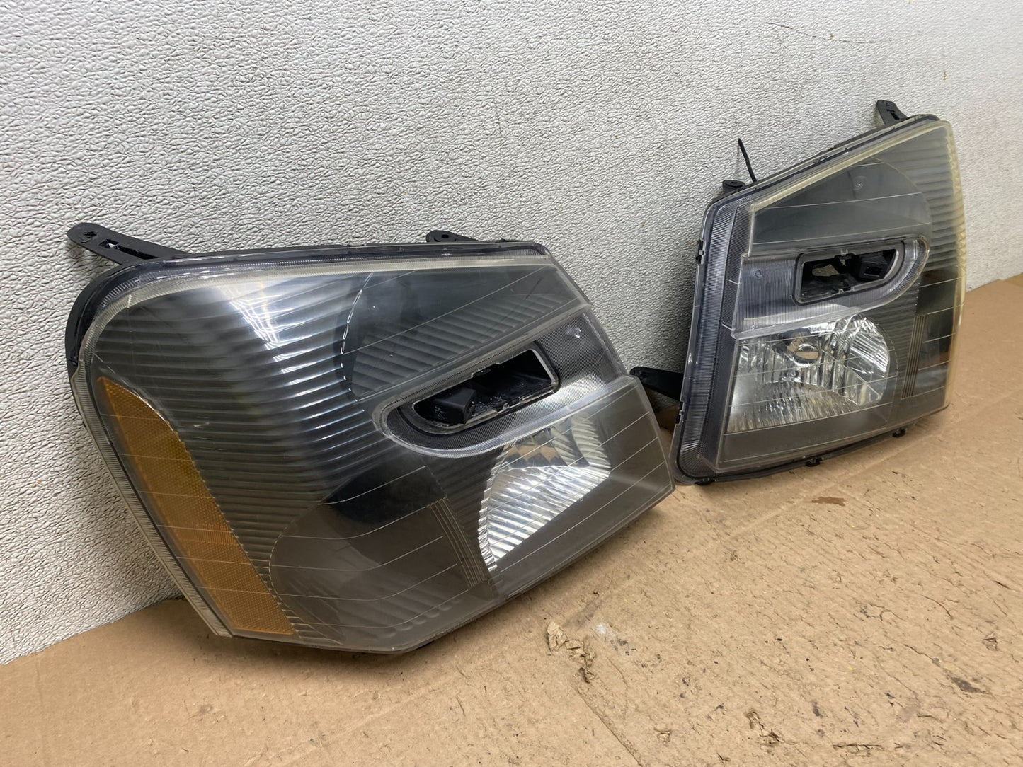 2005 to 2009 Chevrolet Equinox Left+Right Set Halogen Headlights W2748 DW1