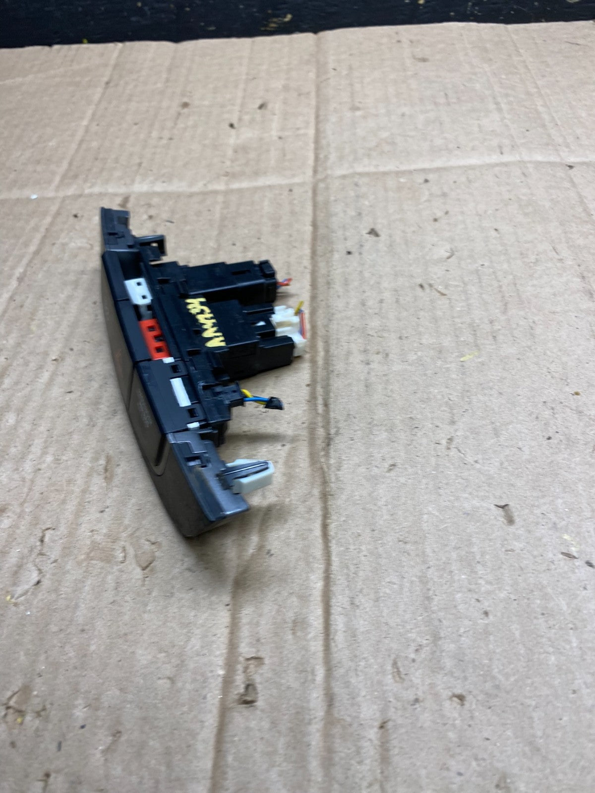 2010 - 2013 Hyundai Tucson Dash Dashboard Center Warning Hazard Switch AA4734 DG2