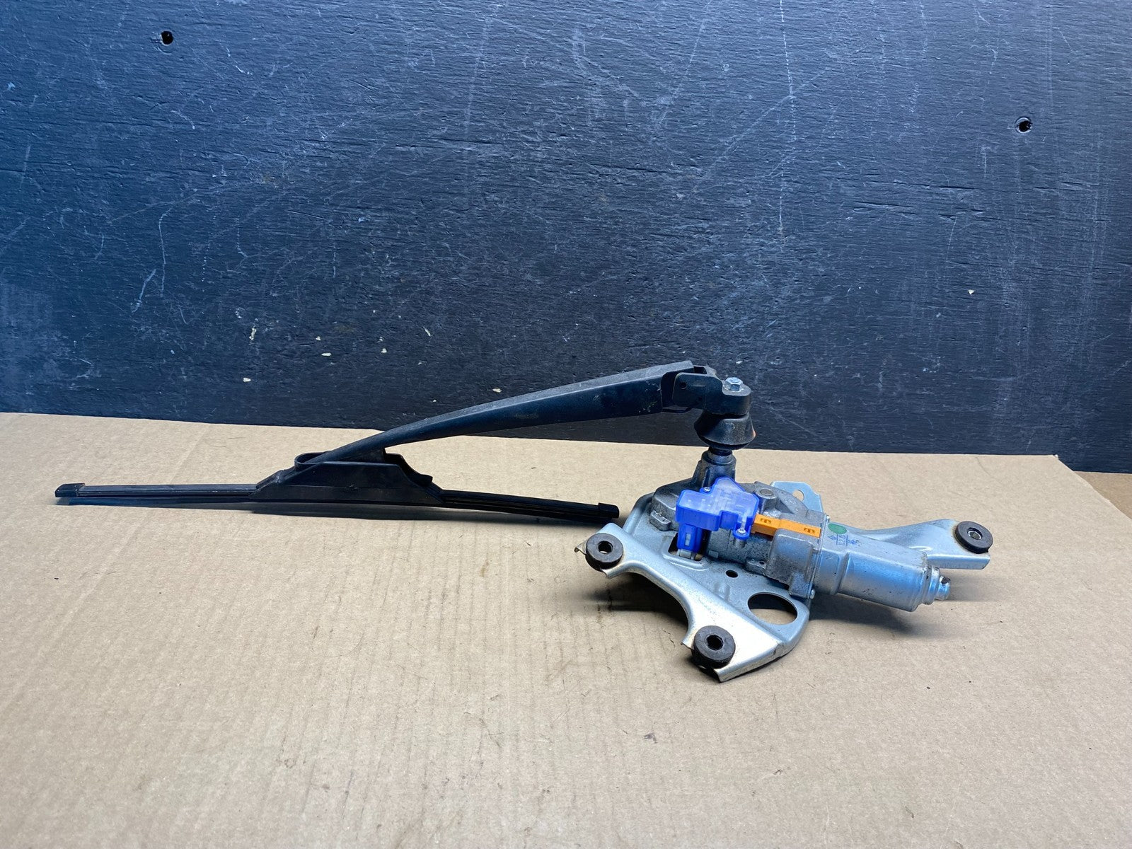 2010 to 2014 Subaru Outback Rear Windshield Wiper Motor AG96591