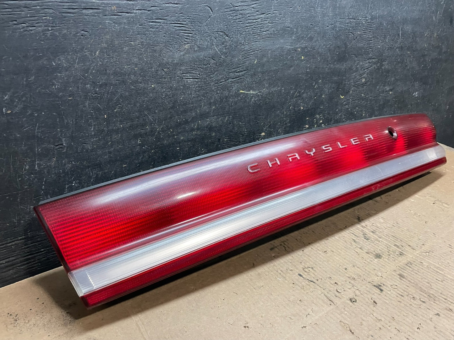 1993 to 1997 Chrysler Concorde Center Trunk Tail light Y1299 DG1