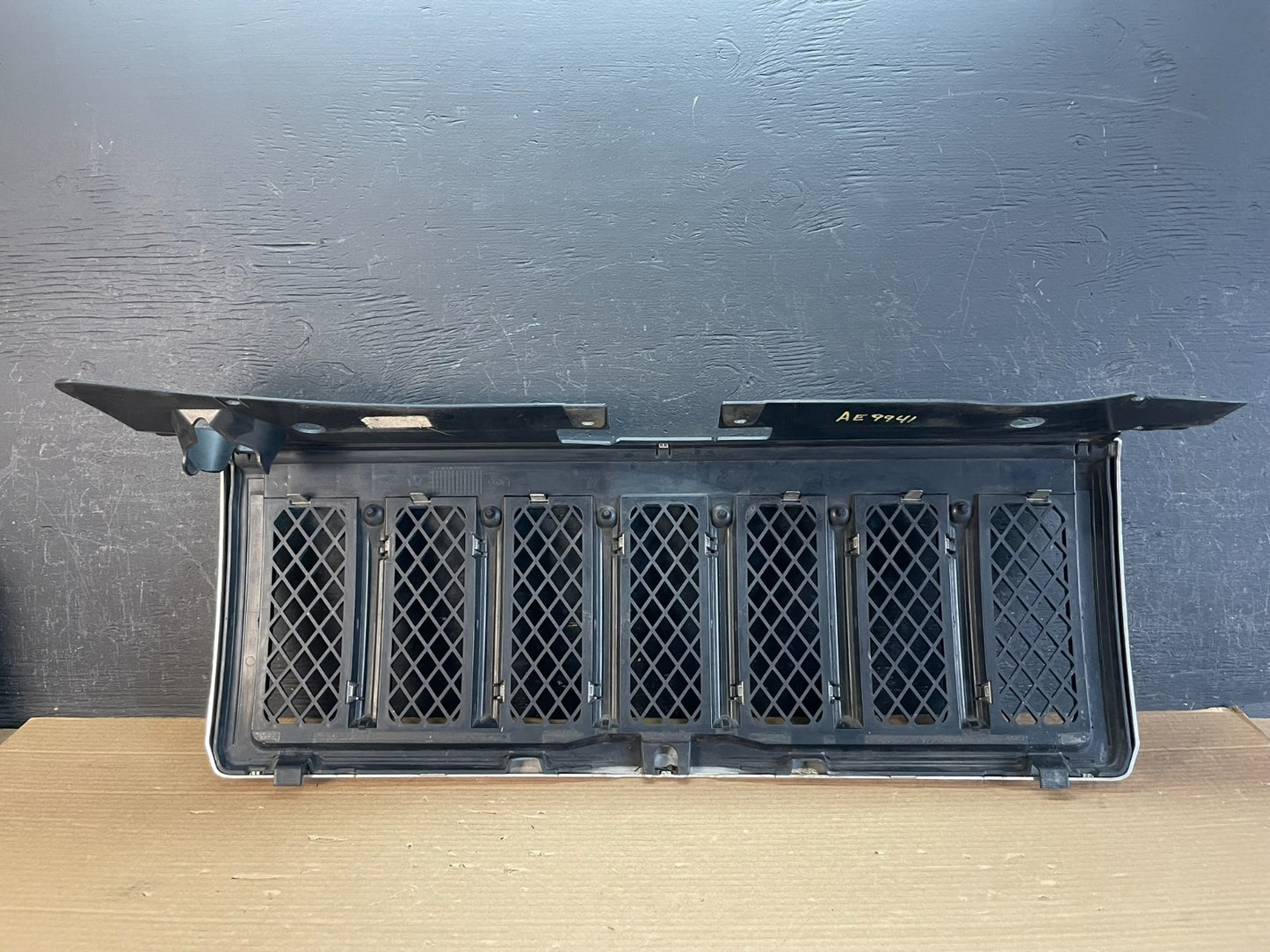 2006 to 2010 Jeep Commander Overland Front Upper Grill Grille AE9941 DG3