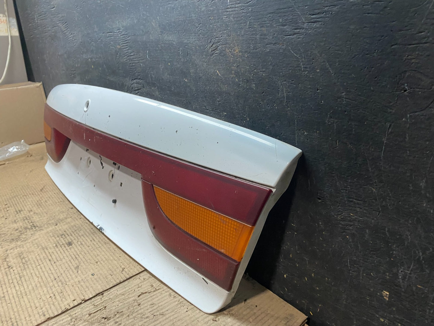 2000-2002 Saturn SL2 Sedan Center Tail Light Lid Trunk Rear Panel  V9596 DG1