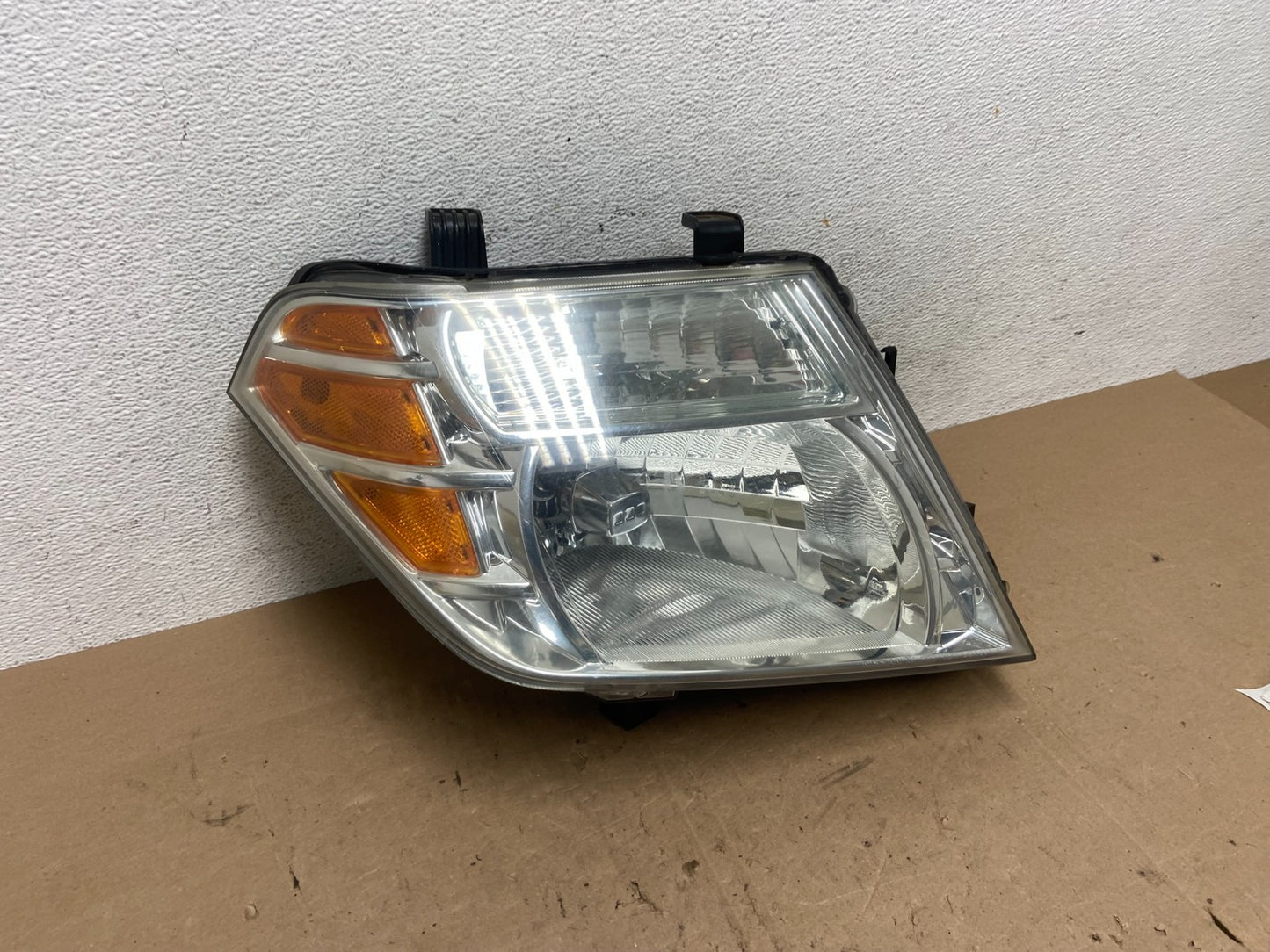2008 to 2012 Nissan Pathfinder Halogen Headlight Right Passenger AE6021 DW2