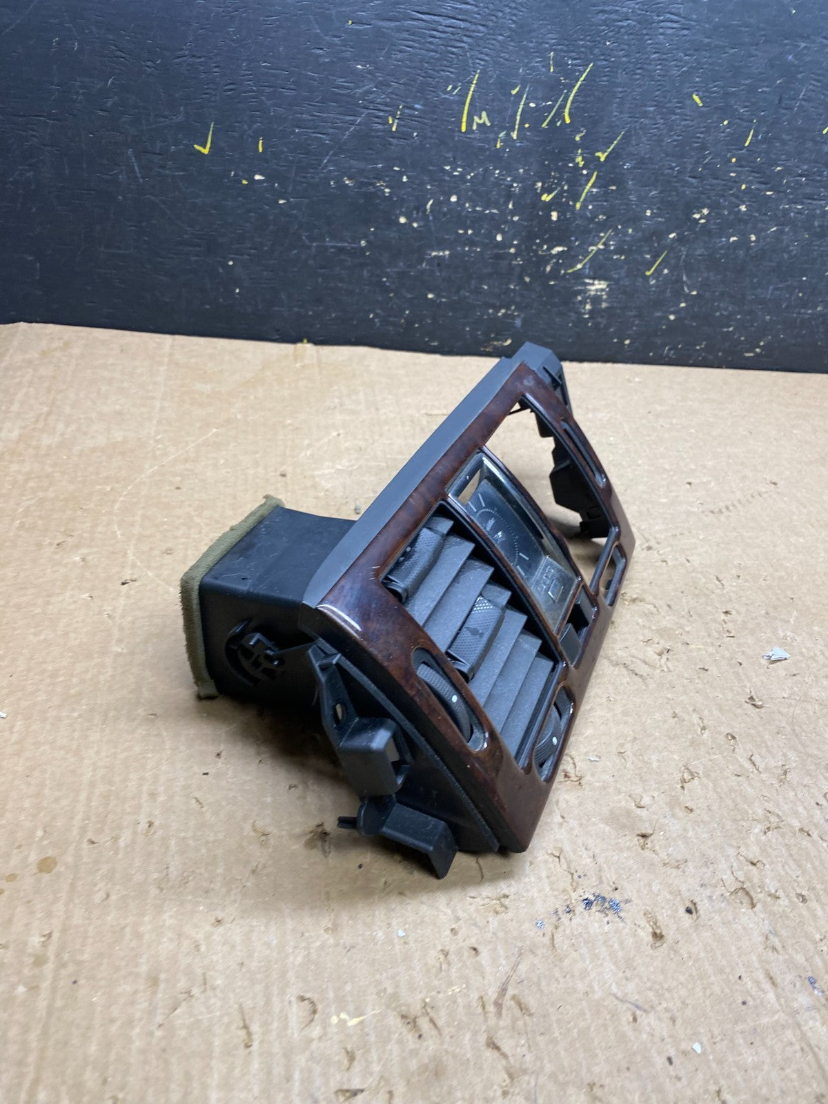 2006 to 2011 Cadillac DTS Dash Center Air Vent Heater Bezel OEM z4336 DG1