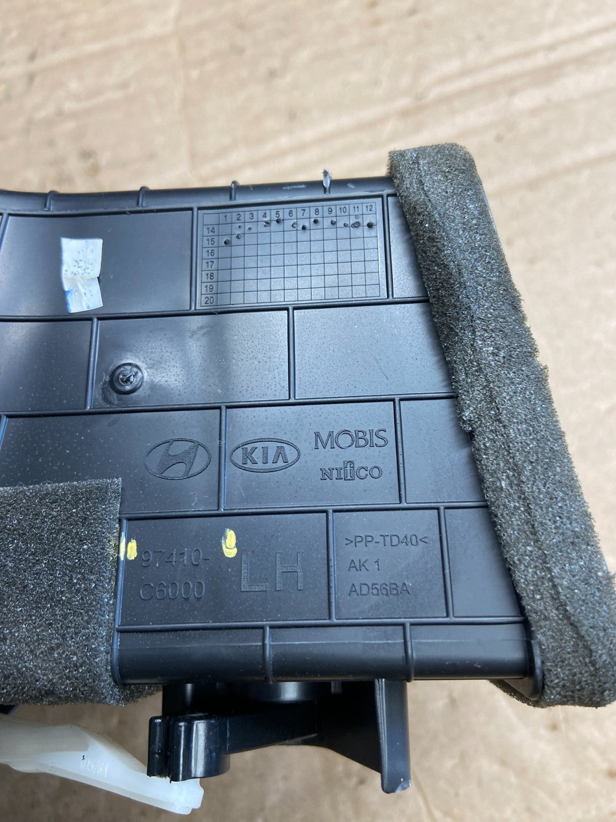 2016 - 2018 Kia Sorento Center Console Radio Air Vent Bezel Trim af1979 DG5