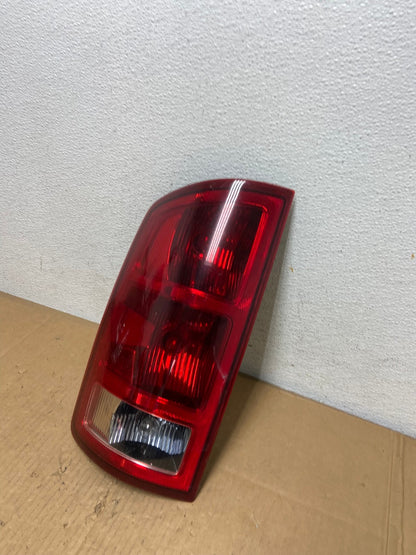 2002 to 2006 Dodge Ram 1500 Left Driver side Tail Light AD0915 LK1