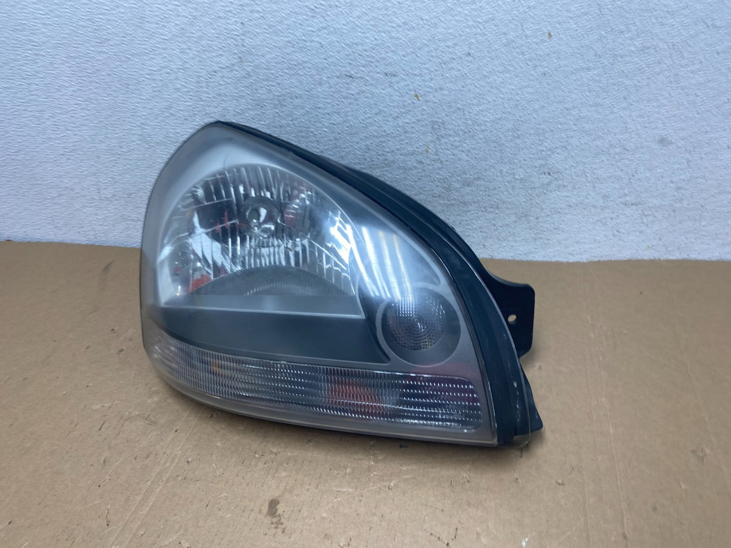 2005 to 2008 Hyundai Tucson Right Passenger Side Headlight AD7941 DW1
