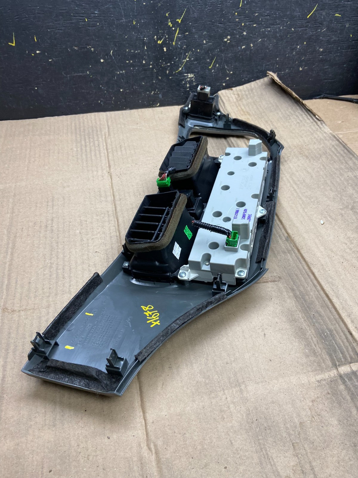 2005 to 2010 Honda Odyssey  Radio Climate Control Dash Trim Bezel X1678 DG3