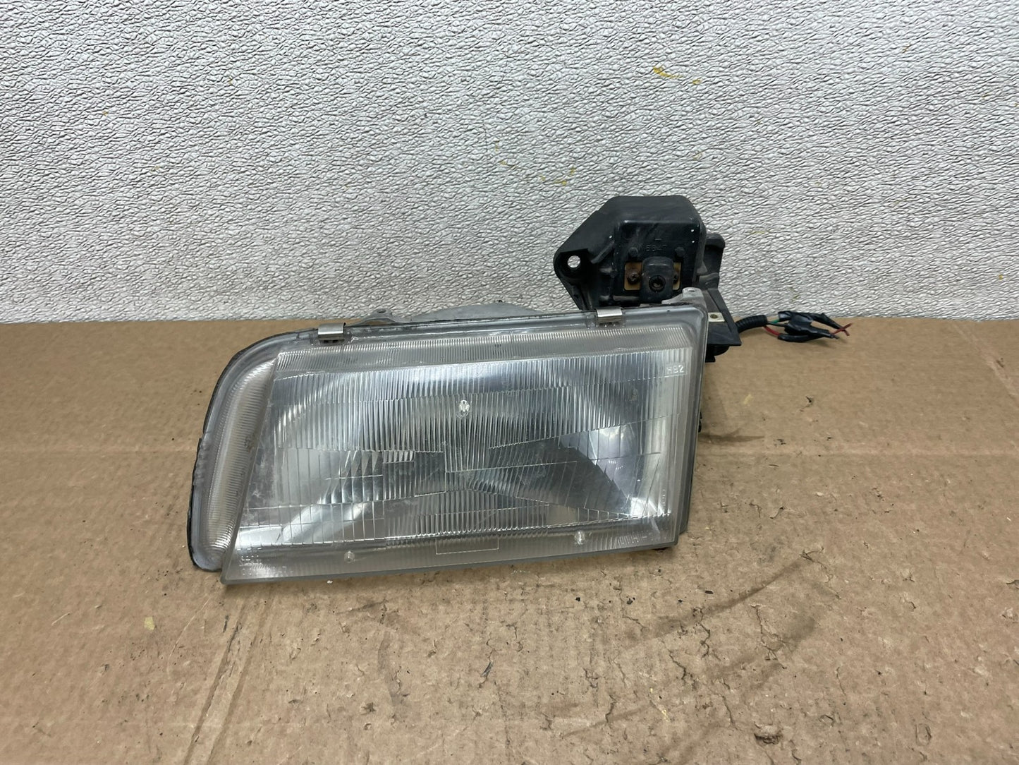 1996 to 1998 Mazda MPV Left Driver LH Headlight OEM Y8915 DW0